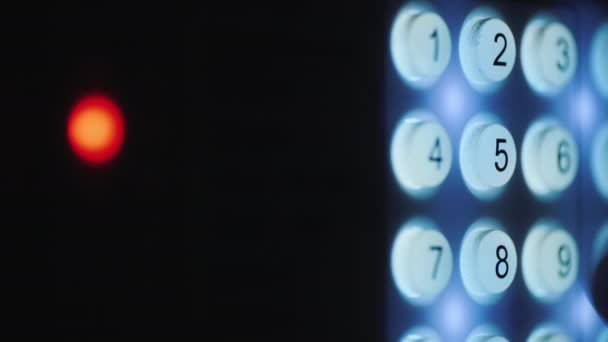 Eine Person gibt einen PIN-Code auf einer beleuchteten Tastatur ein — Stockvideo