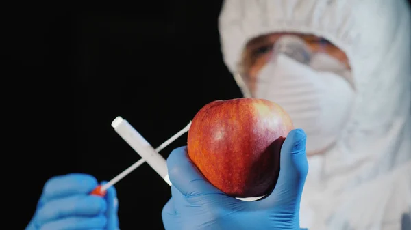 Sidovy av vetenskapsmannen skjuter ett prov i det stora äpplet. Undersökning av livsmedelskvalitet — Stockfoto