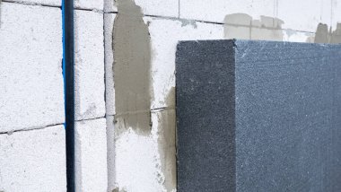 Havalı beton evin duvarında bir yalıtım tabakası var.
