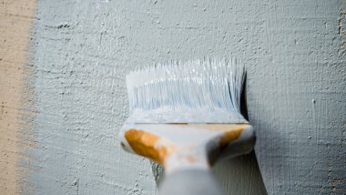 Fırça bir duvar boyar, birinci şahıs görüntüsü