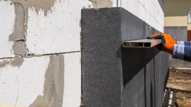 İşçi yalıtım etiketinin doğruluğunu kontrol eder