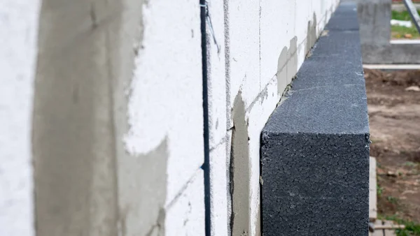 Ένα στρώμα μόνωσης στον τοίχο του σπιτιού από αεριούχο σκυρόδεμα — Φωτογραφία Αρχείου