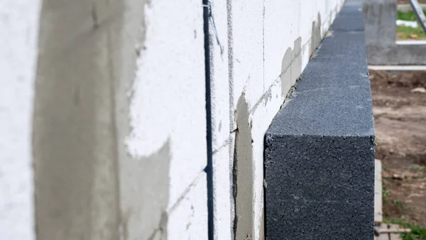 A layer of insulation on the wall of the house of aerated concrete — Stock Photo, Image