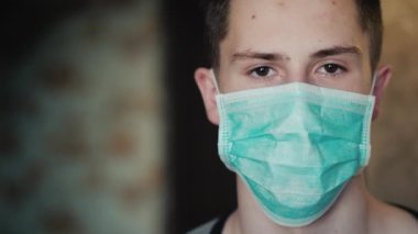 Koruyucu maskeli genç bir adamın portresi. Karantina kavramı