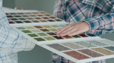 Müşteri siparişinin rengini, yönetici tarafından tutulan kataloga göre seçer.