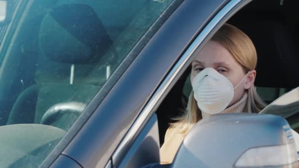 La patrouille mesure la température de la femme qui conduit la voiture — Video