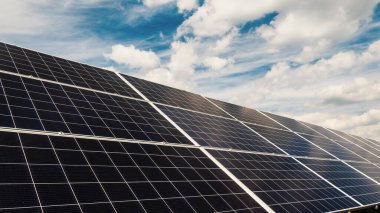 Bulutlar güneş enerjisi santrali panelleri üzerinde hızla yüzerler