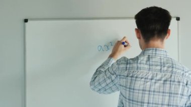 Öğrenci denklem panosuna yazar