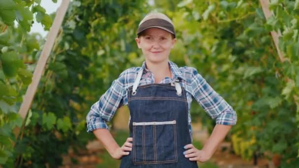 Porträt einer Bäuerin in der Nähe eines gepflegten Weinbergs. Kleinunternehmer — Stockvideo