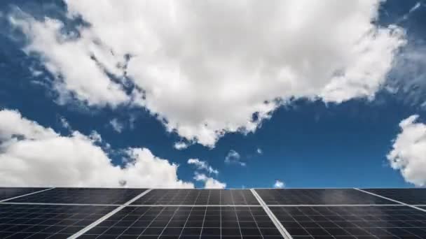 Paneles solares en un día claro de verano — Vídeos de Stock