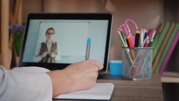 Обучение женщин в домашних условиях рядом с ноутбуком, университетская онлайн концепция — стоковое видео