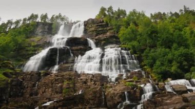 İskandinavya 'nın görkemli doğası - Norveç' teki Twindefossen şelalesi