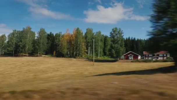 在瑞典的一条风景秀丽的公路上旅行，从车窗眺望风景 — 图库视频影像