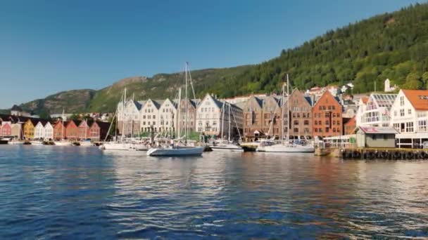 Embankment con casas mercantes de colores en Bergen. Reconocible y popular entre los turistas lugar — Vídeos de Stock