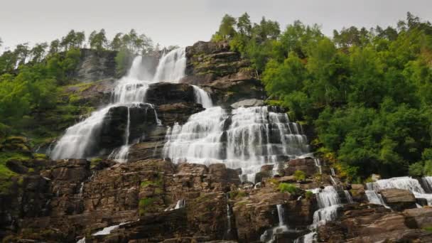 La majestuosa naturaleza de Escandinavia - la cascada de Twindefossen en Noruega — Vídeos de Stock