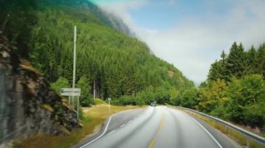 Norveç 'in dağları arasında, yakışıklı yol boyunca sür. Otobüs penceresinden Pov görünümü