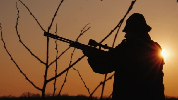 Ocio activo - un hombre está cazando en el bosque — Vídeos de Stock