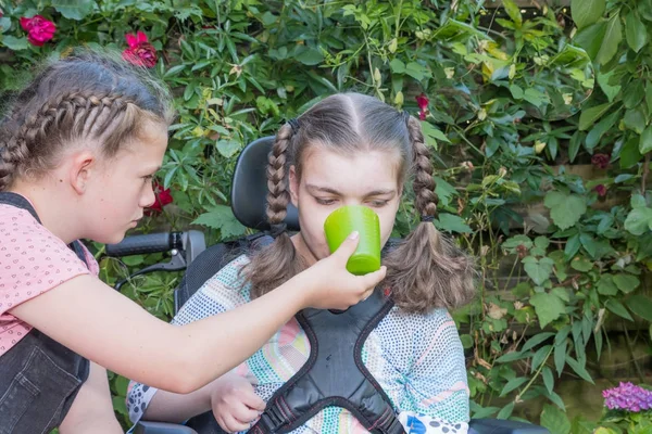 Postižené Dítě Vozíčku Relaxační Venku Zahradě Byl Pomáhal Její Sestra — Stock fotografie