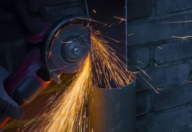 Bir açı değirmeni uçan Sparks