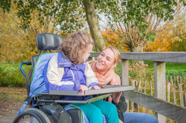 Zusammenarbeit mit Behinderten — Stockfoto