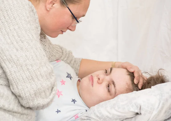Ett barn med epilepsi under ett anfall — Stockfoto