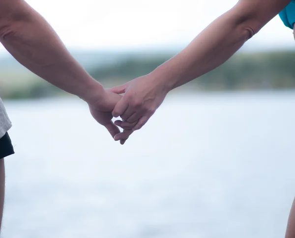 Hand in hand, handen van vrouwen en mannen samen — Stockfoto