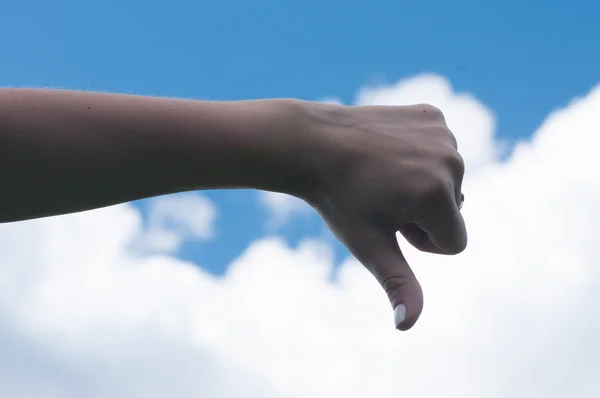 Gebaar met zijn handen, duimen naar beneden — Stockfoto