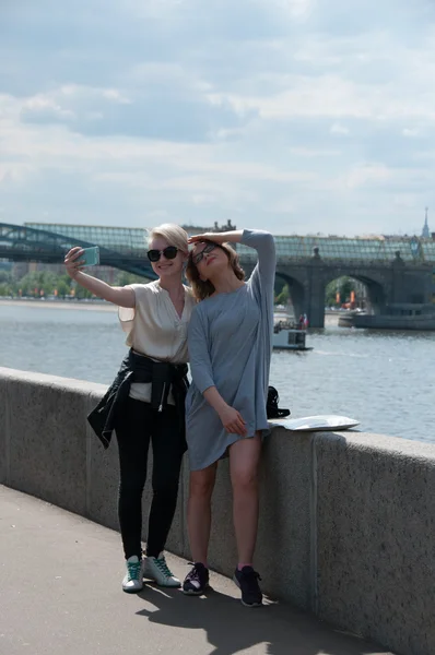 Dos chicas haciendo selfie — Foto de Stock