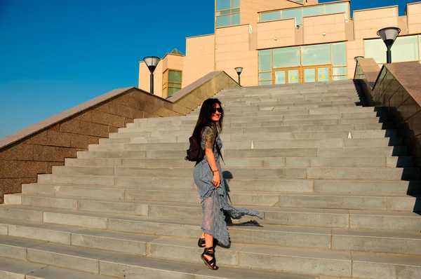 Femme dans une rue de la ville monte les escaliers — Photo