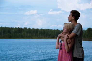 Göl kıyısı, genç Çift