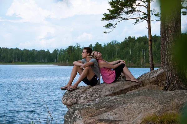 Jovem casal na margem do lago — Fotografia de Stock