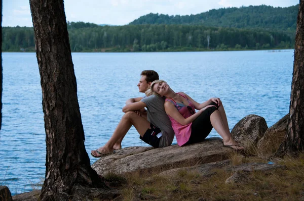 Jovem casal na margem do lago — Fotografia de Stock