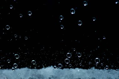 Camdaki yağmur damlaları