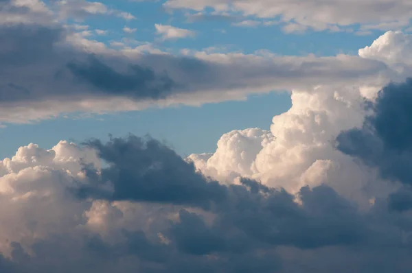 Bulutlar ve bulutlar gökyüzü — Stok fotoğraf