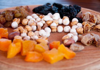 fındık ve kuru meyve şarap