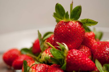 bir tabak içinde olgun çilek yakın çekim