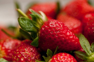 bir tabak içinde olgun çilek yakın çekim