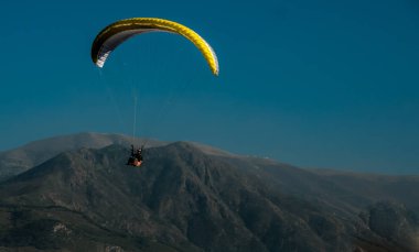 dağlar ve gökyüzü bir arka plan üzerinde planör