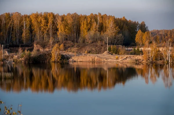 A háttérben az őszi erdőben tó — Stock Fotó