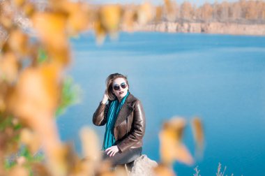 kız üzerinde bir doğa arka plan sonbahar