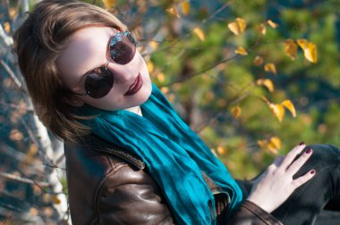 kız üzerinde bir doğa arka plan sonbahar