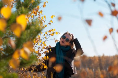 kız üzerinde bir doğa arka plan sonbahar