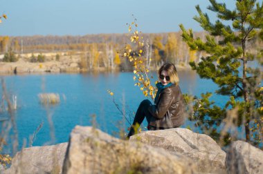 kız üzerinde bir doğa arka plan sonbahar