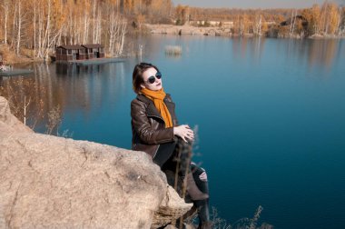 kız üzerinde bir doğa arka plan sonbahar