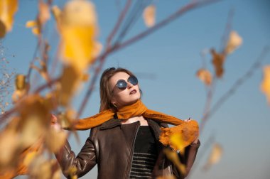 kız üzerinde bir doğa arka plan sonbahar