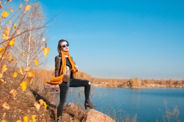 kız üzerinde bir doğa arka plan sonbahar