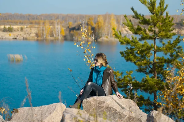 Meisje op een natuur achtergrond herfst — Stockfoto