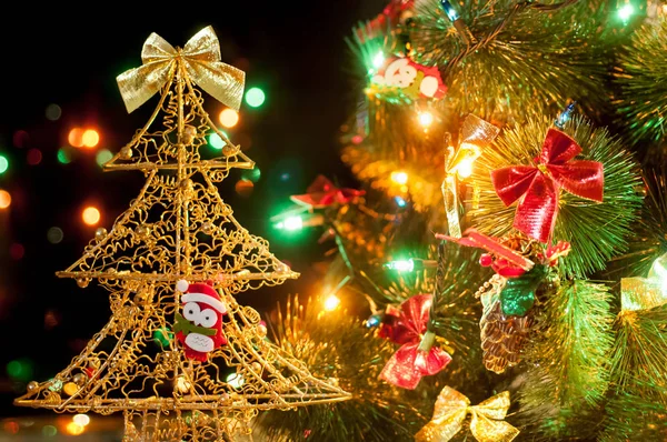 Árvore de natal com brinquedos de Natal — Fotografia de Stock
