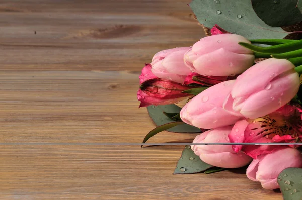 테이블에 튤립 꽃다발 — 스톡 사진