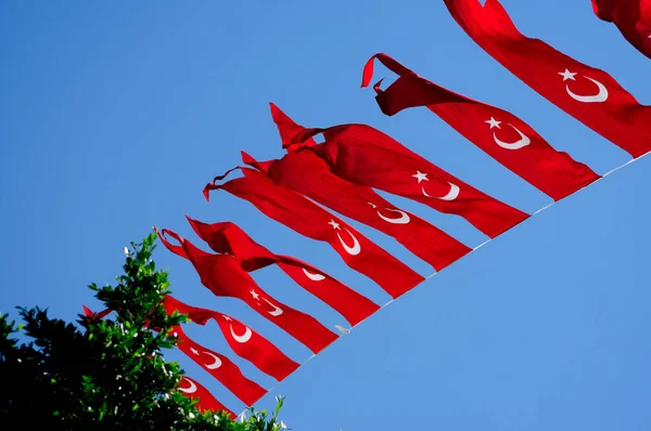 Turkish flag against the blue sky — Stock Photo, Image